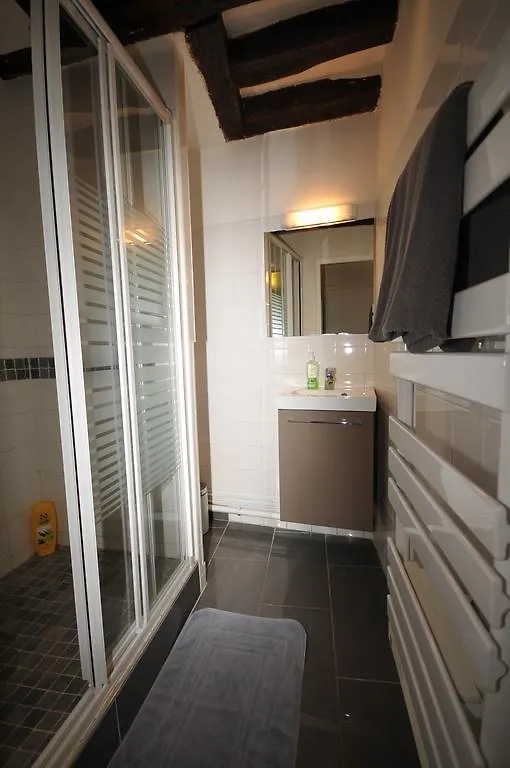 Apartment Saint Paul Marais France
